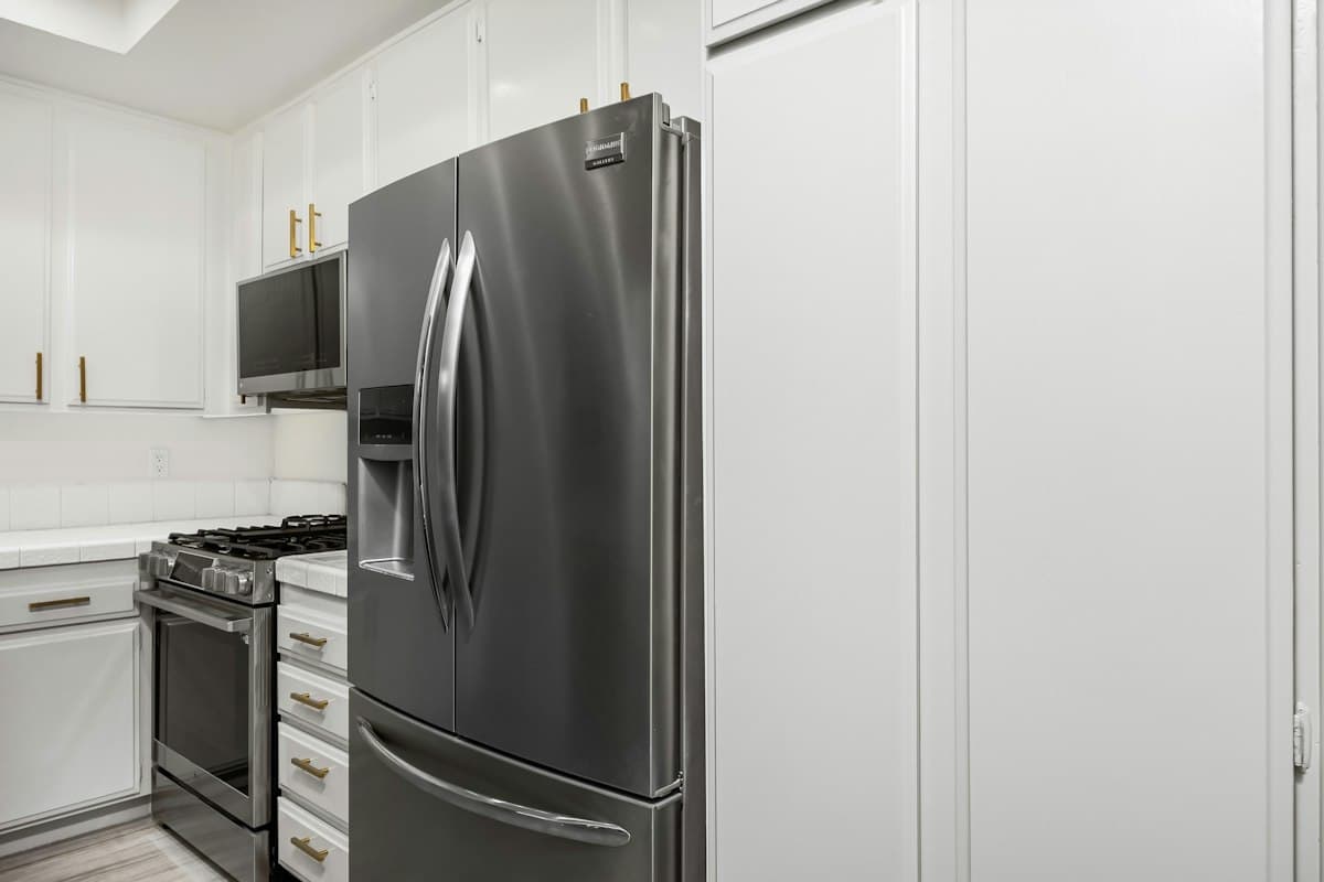 Cocina con frigorífico y horno de acero