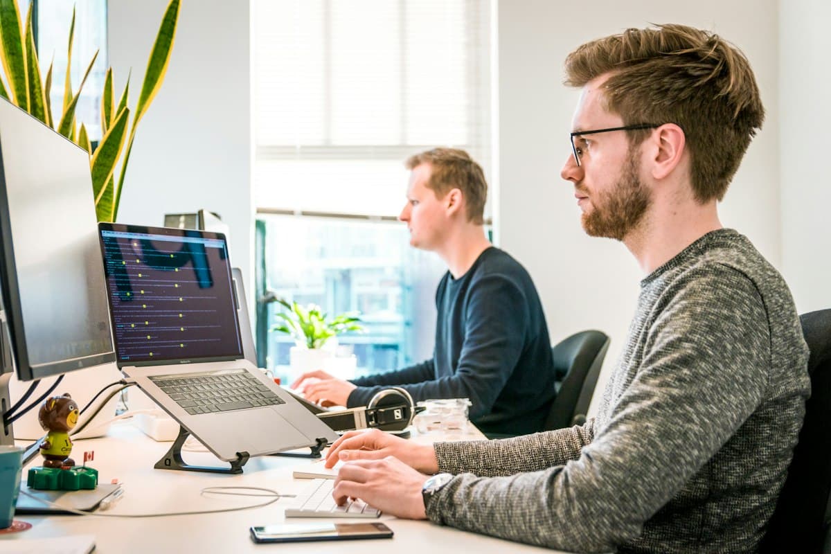 Oficina con dos personas trabajando