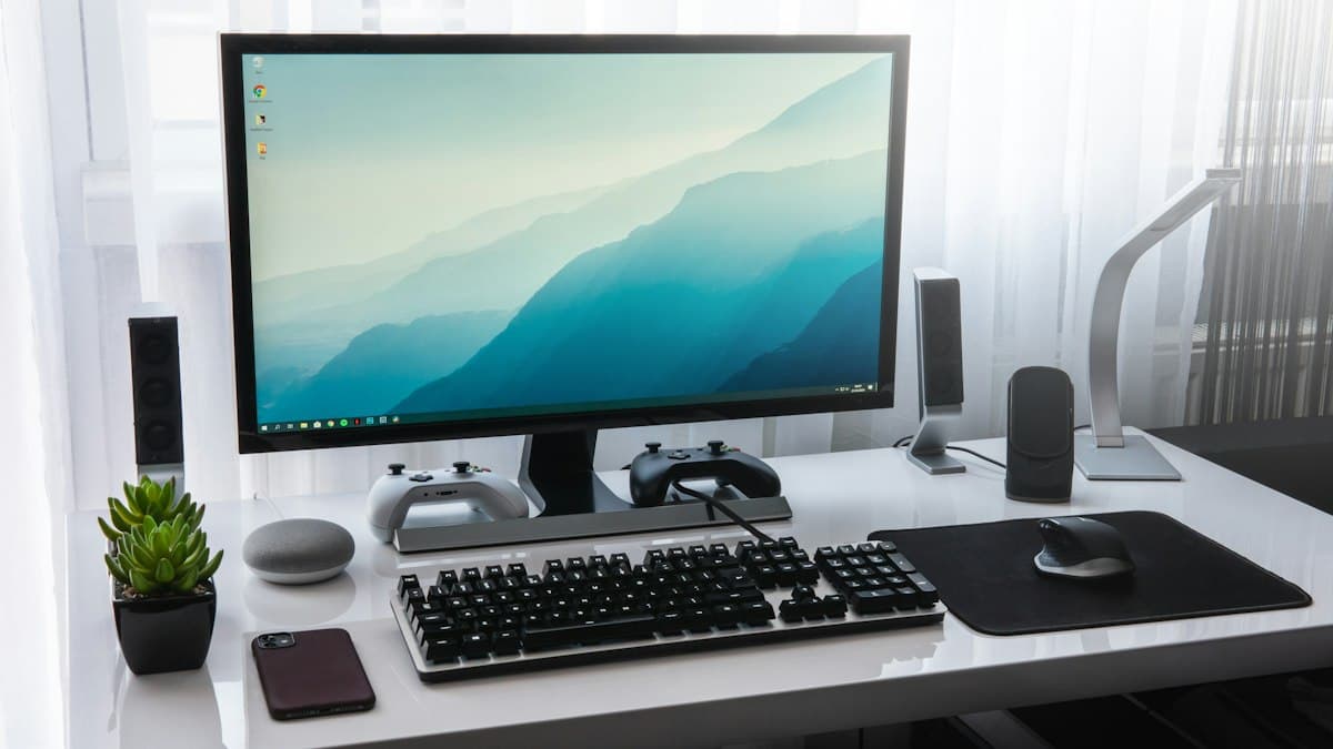 Monitor con periféricos en un puesto de trabajo